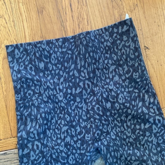 Spanx Gray Seamless Leopard Print Leggings Size Small - Picture 2 of 8